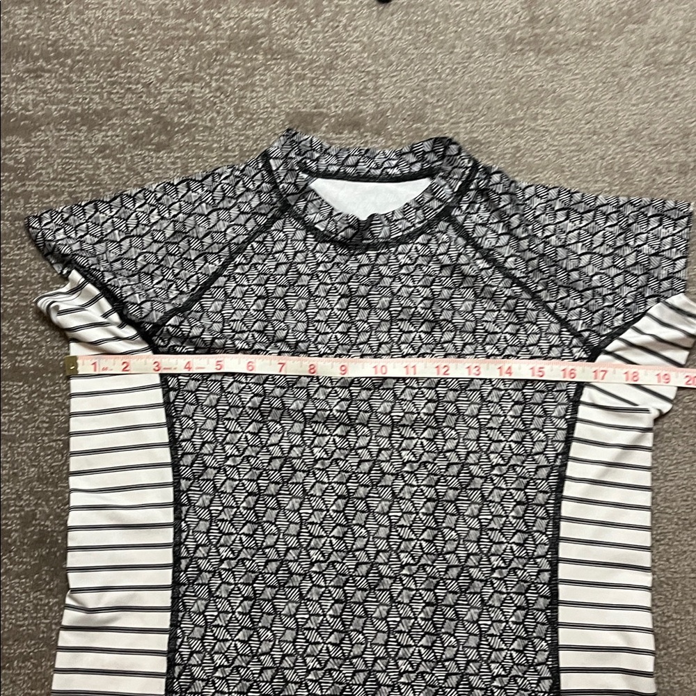 Patagonia Women’s Black and White Short Sleeve Rash Guard Size L - Picture 3 of 6